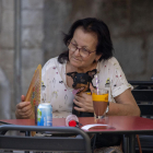 Una dona es venta a ella i a la seua mascota en una terrassa de Lleida ciutat