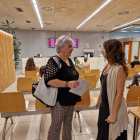 Visita de la teniente de alcalde, Carme Valls, a la Oficina Municipal d'Atenció Ciutadana