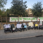 Vuit famílies van portar cartells als carros de nadó per protestar de 7 a 9.30 h davant del centre.