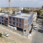 Bloc d’habitatges en construcció a la plaça Doctor Pere Castelló de Guissona.
