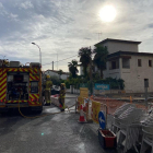 Los Bomberos ayer en la calle Barcelona de Balaguer. 