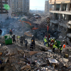 Los equipos de rescate retiran los escombros de un edificio derribado por los sismos en Turquía.
