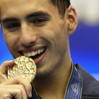 Dennis González muerde el oro logrado ayer, la segunda medalla en este campeonato.