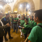 L’edil Rutllant parlant amb els activistes de la PAH, ahir.