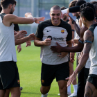 Oriol Romeu fue recibido ayer así por sus nuevos compañeros en el entrenamiento.