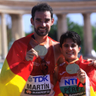 Álvaro Martín y María Pérez muestran sus medallas de oro ayer tras la prueba de 35 km.