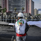 Manifestants s’enfronten a membres de la Policia a Lima.