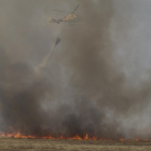 Un helicóptero trabaja en las labores de extinción del incendio forestal de la comarca de Tábara (Zamora) en julio pasado