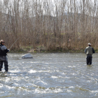 Miembros del Club de Caça i Pesca del Alt Urgell, ayer en la primera jornada de pesca de baja montaña.