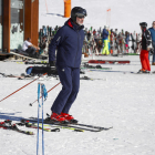 El rei Felip VI esquiant ahir a Baqueira (esquerra) i un gran nombre d’esquiadors a l’estació de Port Ainé, que va tancar l’accés al completar l’aforament.