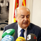 El president del TSJC, Jesús María Barrientos, atén els mitjans de comunicació al despatx de la presidenta de l'Audiència de Lleida, durant un recés de la reunió de la Sala de Govern del TSJC.
