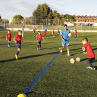 Un grup de nens entrenant-se ahir en la primera sessió del Barça Academy a Torrefarrera.
