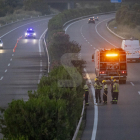 Efectius dels bombers treballant ahir en l'incendi