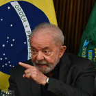 Lula comença a netejar de militars el Govern en un clima de desconfiança