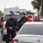 Dos agentes de la Policía rusa vigilan los alrededores de la escuela tras el tiroteo.