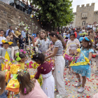 Los niños y niñas de Guissona lanzaron al aire pétalos de flores y papeles de colores durante la fiesta.