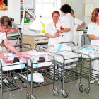 Personal d'infermeria atén nounats a l'hospital Arnau de Vilanova de Lleida en una imatge d'arxiu.