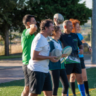 Uno de los ejercicios que hacen son los lanzamientos de balón.