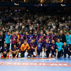 La plantilla del Barça posa amb les medalles com a tercer classificat de la Final Four.