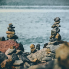 Imatge d'arxiu de pedres apilades en una platja.
