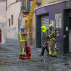Ampli desplegament de serveis d’emergències per l’incendi en un edifici del carrer Sant Andreu.