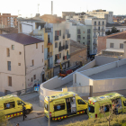 Serveis d'emergències desplegats per l'incendi en un edifici del carrer Sant Andreu.