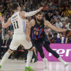 Nikola Mirotic intenta superar a Mario Hezonja en una acción del partido de ayer.