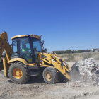 Retiran treinta toneladas de basura de un descampado en Magraners