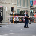 Policías hacen guardia en un área acordonada cerca del lugar de un tiroteo en Queen Street, Auckland, Nueva Zelanda.