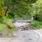 Frame del vídeo en que es veu com una carretera s'enfonsa.