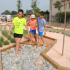 Els més joves del municipi ja han visitat el parc per fer descalços el recorregut.
