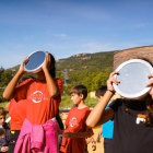 Alumnos del instituto Maria Rúbies (izquierda) pudieron observar el fenómeno en el patio y los del Torre Vicens (derecha) se desplazaron al Parc Astronòmic del Montsec.