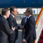 Anthony Blinken, saludando al canciller chino Qin Gang a su llegada ayer a Pekín.