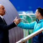 El vicepresidente deportivo Rafel Yuste y Xavi se saludan antes del entrenamiento de ayer.