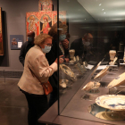 Museu de Lleida. En la exposición permanente hay piezas (cerámica, orfebrería) protegidas en vitrinas, pero la mayoría del arte no.
