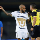 Dani Alves, durante un partido con el Pumas mexicano, que le ha rescindido el contrato por este caso.