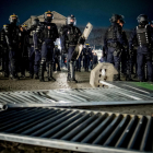 Policías antidisturbios durante las protestas del viernes en París.