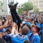 Jugadors i afició del Mollerussa a les portes de l’ajuntament, liderats pels càntics del capità Salvador Tàpies, ‘Kiko’, que va acabar mantejat.