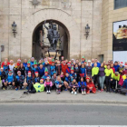 Els participants en una nova edició de la Torrotrotada es van fer la fotografia de record davant d’Indíbil i Mandoni.