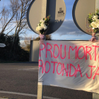 Pancarta y flores por las tres víctimas mortales del pasado 11 de marzo en la C-53 en La Fuliola. 