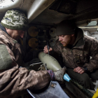 Militars ucraïnesos firmen un projectil des de l’interior d’un obús autopropulsat a Donetsk.