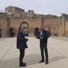 El rector de la parroquia, Adrián Burca, y Mario Urrea, alcalde. 