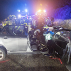 Efectius dels Bombers inspeccionen un dels vehicles accidentats a Ciutadilla.