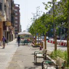 Las aceras ampliadas se abrieron ayer al público y algunos bares incluso colocaron terrazas. 