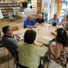 Larrosa y Valls se reunieron con la asociación de vecinos de Balàfia, ayer en el centro cívico del barrio.