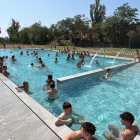 Algunos de los vecinos que estrenaron ayer las piscinas de Benavent.