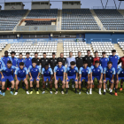 Los jugadores que han iniciado la pretemporada y el staff técnico posaron ayer en el Camp d’Esports.