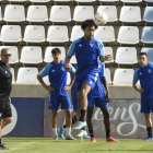 El francés Stevens Leleux golpea el balón de cabeza ayer durante el entrenamiento.