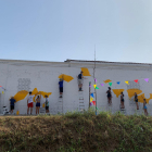 Entre otras tareas, los 25 jóvenes que participan en este campo de trabajo han pintado un mural.