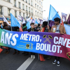 Manifestants marxen pels carrers de París contra la reforma.